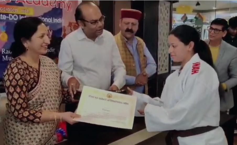 मसूरी में शिक्षक दिवस पर कराटे ने विभिन्न प्रतियोगिताओं में भाग लेकर पदक हासिल करने वाले खिलाड़ियों को किया सम्मानित
