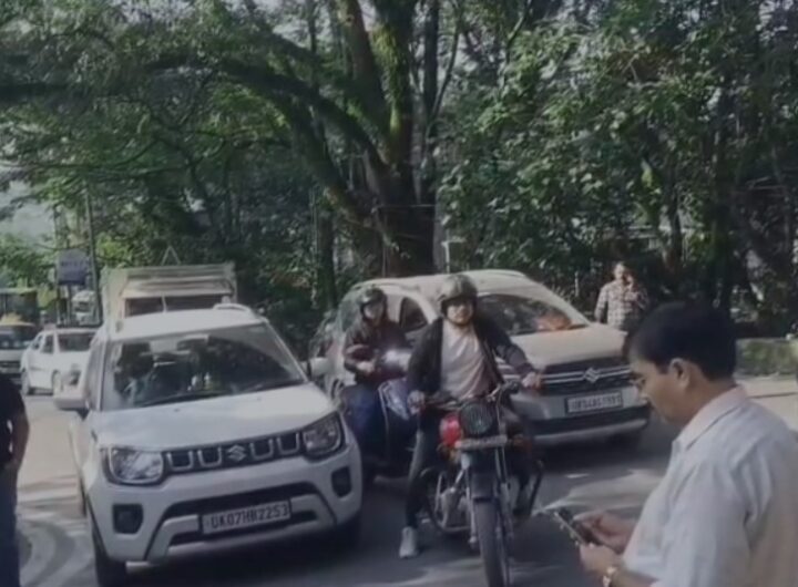 मसूरी-देहरादून मार्ग फिर बंद, कोठालगेट पर जाम से हाहाकार, जेसीबी खराब, यात्री फंसे