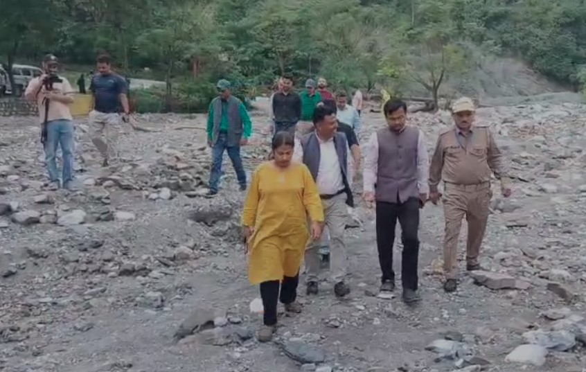 आपदा के बाद मसूरी में तेज़ हुए राहत कार्य,एसडीएम राहुल आनंद ने लिया जमीनी हालात का जायजा आपदा के बाद मसूरी में तेज़ हुए राहत कार्य,एसडीएम राहुल आनंद ने लिया जमीनी हालात का जायजा