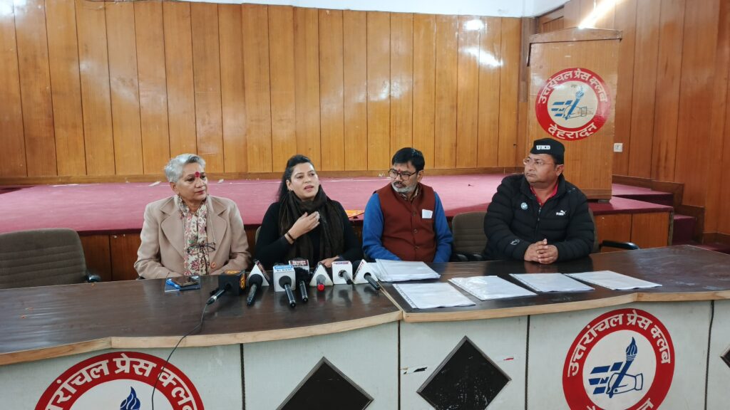 भावनाओं में बहकर UKD ने की बड़ी चूक, प्रेस कॉन्फ्रेंस में गलत महिला को दी जगह, । NIU