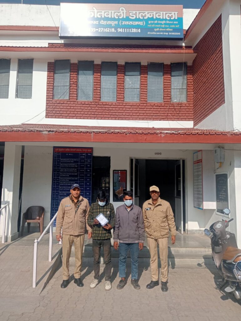 SSP दून के अल्टीमेटम का दिखा असर, 24 घंटे में स्नैचर पहुँचे सलाखों के पीछे, लूट की घटना में शामिल 02 अभियुक्तों को पुलिस ने किया गिरफ्तार । NIU