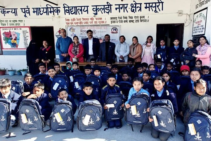 रोटरी क्लब ऑफ मसूरी ने स्कूलों में वितरित की शिक्षण सामग्री । NIU