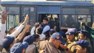 बेरोजगार नर्सिंग कर्मचारियों का सीएम आवास कूच, पुलिस ने तय बैरिकेडिंग से पूर्व ही लिया हिरासत में, महिला पुलिसकर्मी पर हाथ उठाने का आरोप । NIU