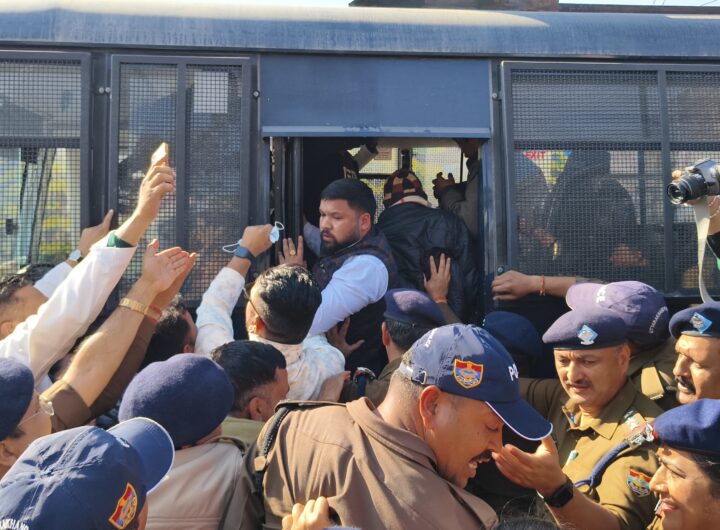 बेरोजगार नर्सिंग कर्मचारियों का सीएम आवास कूच, पुलिस ने तय बैरिकेडिंग से पूर्व ही लिया हिरासत में, महिला पुलिसकर्मी पर हाथ उठाने का आरोप । NIU