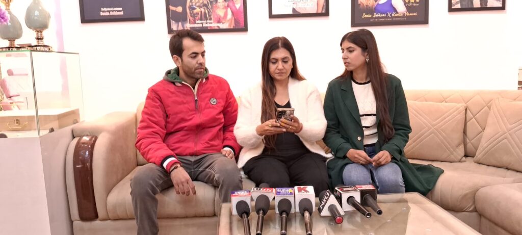 Magic Brush Unisex Salon & Academy का कल होगा शुभारंभ, सेलिब्रिटी मेकअप आर्टिस्ट कविता विरमानी की पहल । NIU