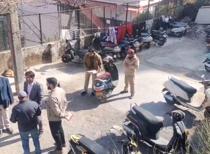 मसूरी में SDM की ताबड़तोड़ छापेमारी, अवैध पार्किंग सील; कई टैक्सी–स्कूटी सीज