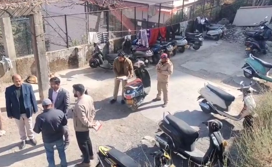 मसूरी में SDM की ताबड़तोड़ छापेमारी, अवैध पार्किंग सील; कई टैक्सी–स्कूटी सीज
