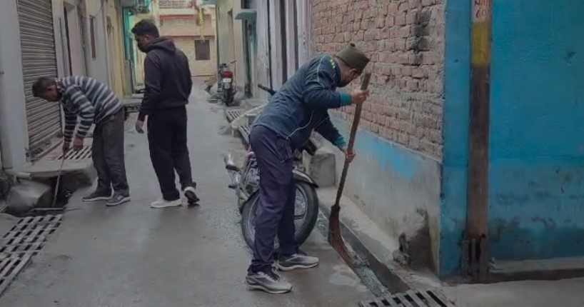 नगर पंचायत चेयरमैन ने नालियों की सफाई कर स्वच्छता का संदेश दिया