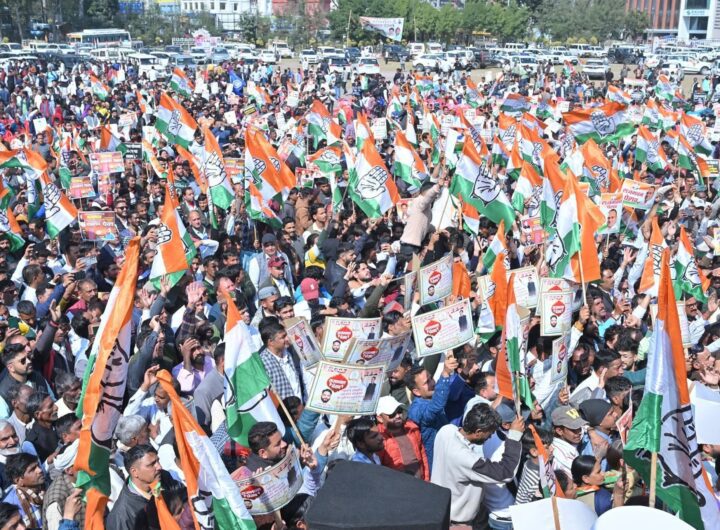 उत्तराखंड कांग्रेस का ‘ऐतिहासिक’ राजभवन कूच: हजारों कार्यकर्ताओं ने घेरा, हाथी बड़कला पर धक्कामुक्की, भाजपा ने साधा निशाना । NIU