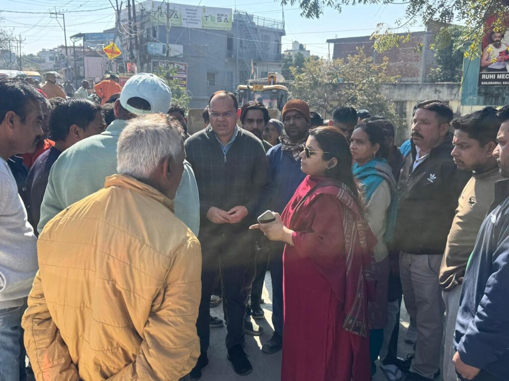 बंजारावाला में नगर निगम द्वारा अवैध अतिक्रमण के विरुद्ध कार्रवाई, नगर आयुक्त पहुँचे मौके पर । NIU