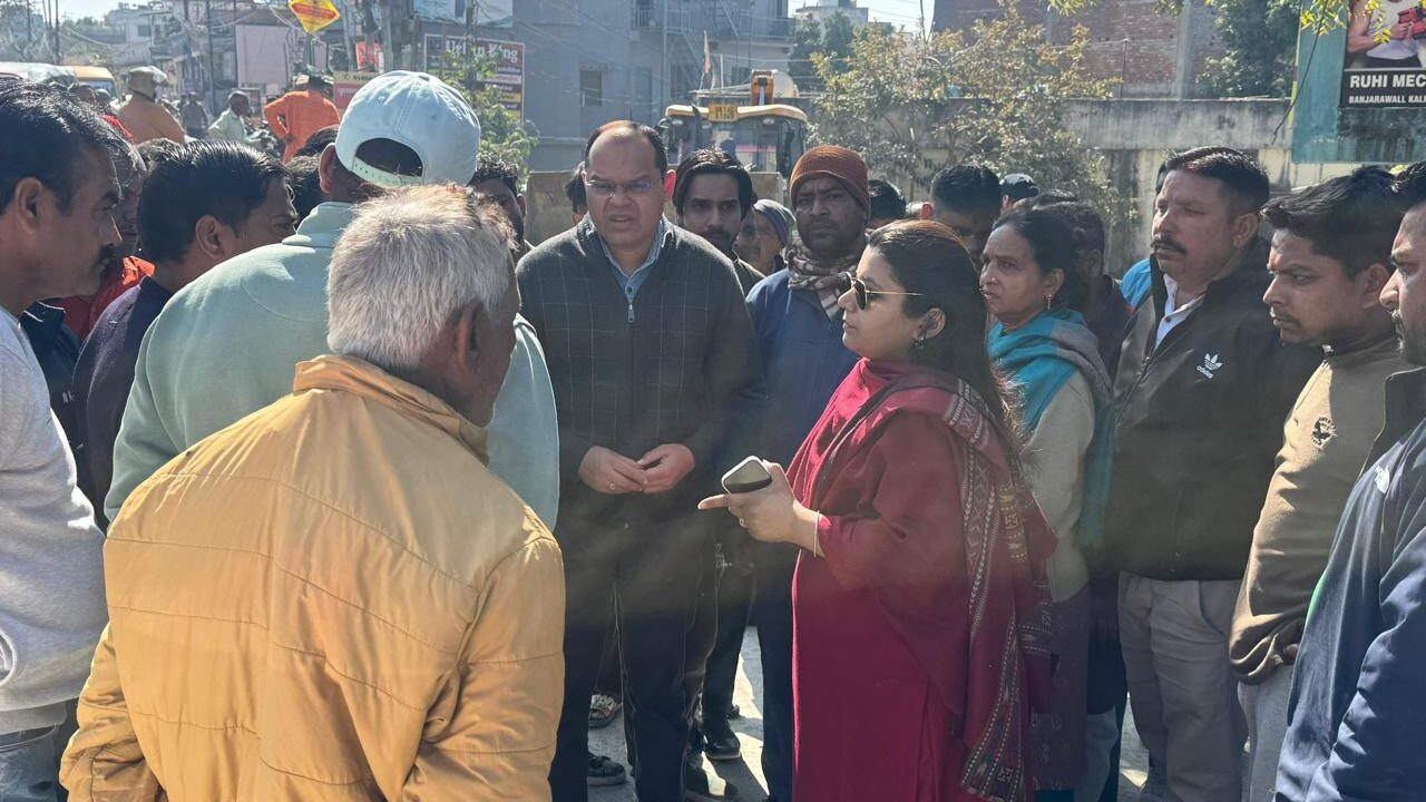 बंजारावाला में नगर निगम द्वारा अवैध अतिक्रमण के विरुद्ध कार्रवाई, नगर आयुक्त पहुँचे मौके पर । NIU