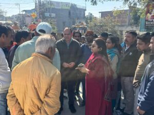 बंजारावाला में नगर निगम द्वारा अवैध अतिक्रमण के विरुद्ध कार्रवाई, नगर आयुक्त पहुँचे मौके पर । NIU