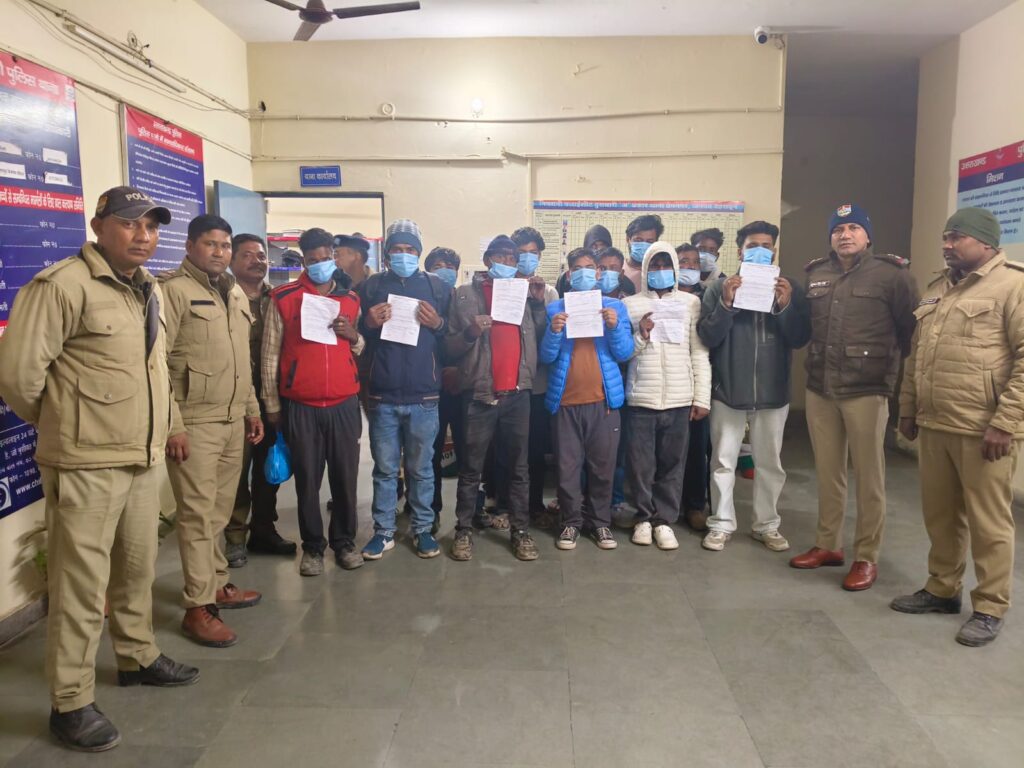 सड़क किनारे खुलेआम शराब पीने वाले शराबियों को दून पुलिस ने सिखाया कानून का पाठ, वाहन सेवा से फिर थाने पहुँची शराबियों की बारात। NIU