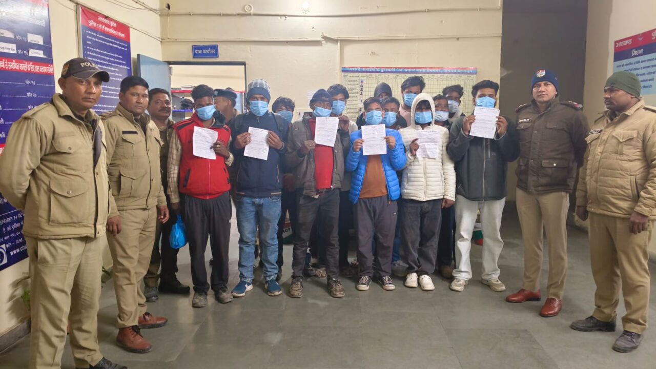 सड़क किनारे खुलेआम शराब पीने वाले शराबियों को दून पुलिस ने सिखाया कानून का पाठ, वाहन सेवा से फिर थाने पहुँची शराबियों की बारात। NIU