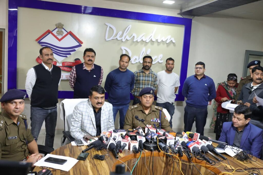 डालनवाला क्षेत्र में हुई हत्या की घटना का एसटीएफ उत्तराखण्ड व दून पुलिस की संयुक्त टीम ने किया खुलासा, साजिश में शामिल 02 अभियुक्तों को पुलिस ने अलग-अलग प्रांतो से किया गिरफ्तार। NIU