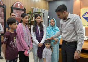 DM सविन बंसल का शानदार कार्य, विधवा महिला का बैंक ऋण कराया वन टाइम सेटलमेंट, 33 हजार की धनराशि भी डीएम ने खुद की जमा । NIU