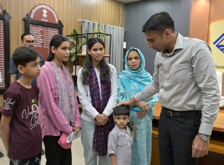 DM सविन बंसल का शानदार कार्य, विधवा महिला का बैंक ऋण कराया वन टाइम सेटलमेंट, 33 हजार की धनराशि भी डीएम ने खुद की जमा । NIU