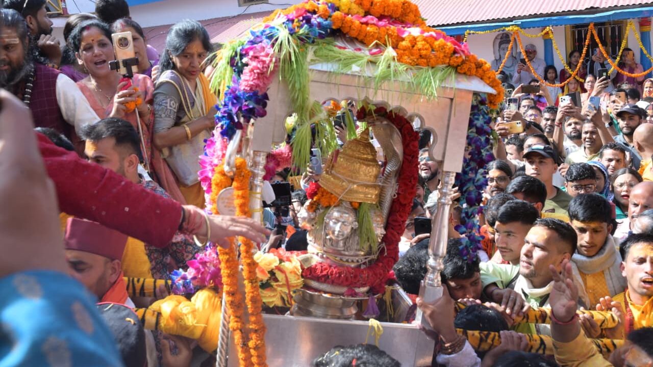 श्री ओंकारेश्वर मंदिर से धाम के लिए रवाना हुई बाबा केदार की पंचमुखी उत्सव डोली 22 अप्रैल को प्रातः 08 बजे शुभ मुहूर्त में खुलेंगे केदारनाथ धाम के कपाट । NIU