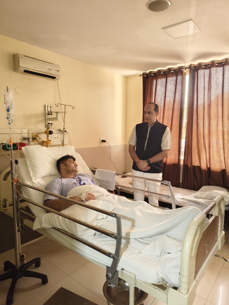प्रेमनगर थाना क्षेत्र में हुई पुलिस मुठभेड़ की घटना ने इलाके में सनसनी फैला दी है। थाना प्रभारी नरेश राठौर को गोली लगने के बाद अमित कपूर अस्पताल पहुंचे। NIU