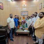 नगर निगम देहरादून में टैक्स वसूली बढ़ने पर भाजपा पार्षदों ने मेयर का किया सम्मान, विकास कार्यों को लेकर सौंपा ज्ञापन। NIU