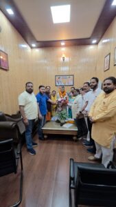 नगर निगम देहरादून में टैक्स वसूली बढ़ने पर भाजपा पार्षदों ने मेयर का किया सम्मान, विकास कार्यों को लेकर सौंपा ज्ञापन। NIU