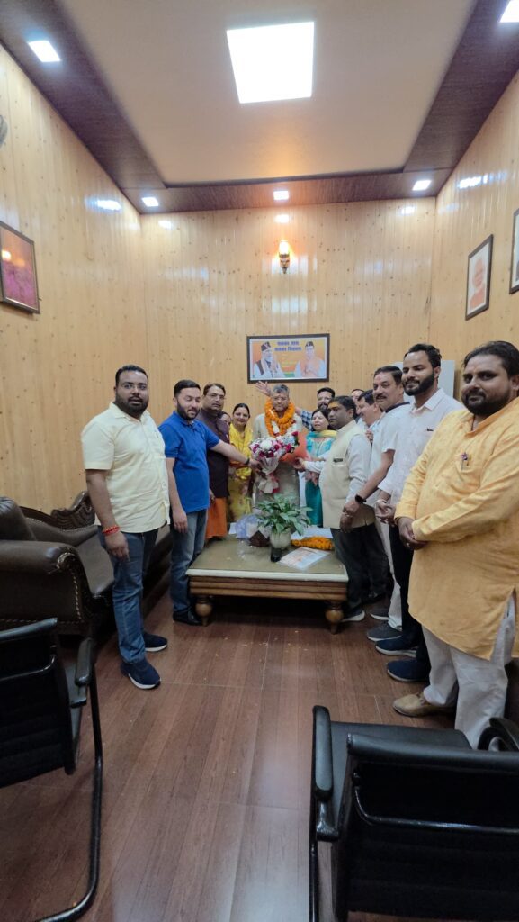 नगर निगम देहरादून में टैक्स वसूली बढ़ने पर भाजपा पार्षदों ने मेयर का किया सम्मान, विकास कार्यों को लेकर सौंपा ज्ञापन। NIU