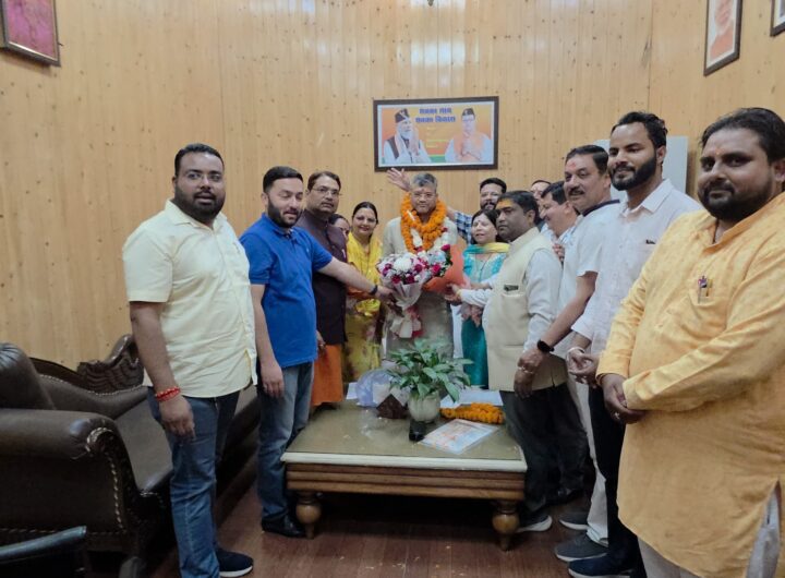 नगर निगम देहरादून में टैक्स वसूली बढ़ने पर भाजपा पार्षदों ने मेयर का किया सम्मान, विकास कार्यों को लेकर सौंपा ज्ञापन। NIU