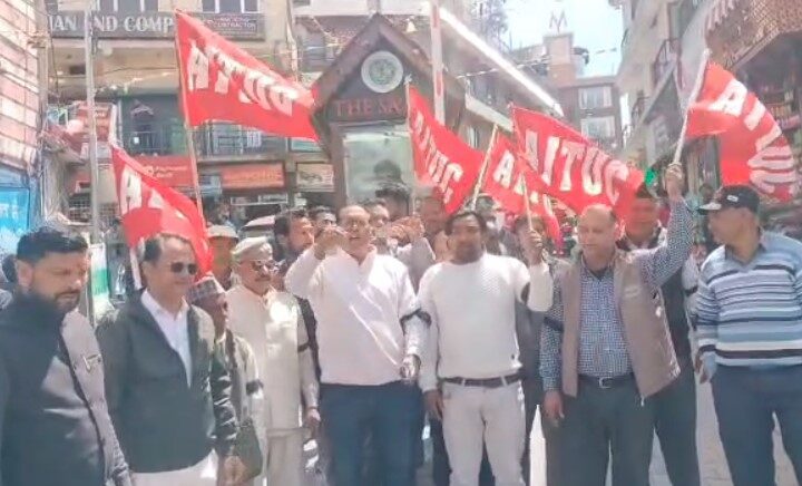 मसूरी में मजदूरों का हुंकार, ‘काला कानून वापस लो’, मांगें नहीं मानी तो एक जून से अनिश्चितकालीन हड़ताल की चेतावनी मसूरी में मजदूरों का हुंकार, ‘काला कानून वापस लो’, मांगें नहीं मानी तो एक जून से अनिश्चितकालीन हड़ताल की चेतावनी