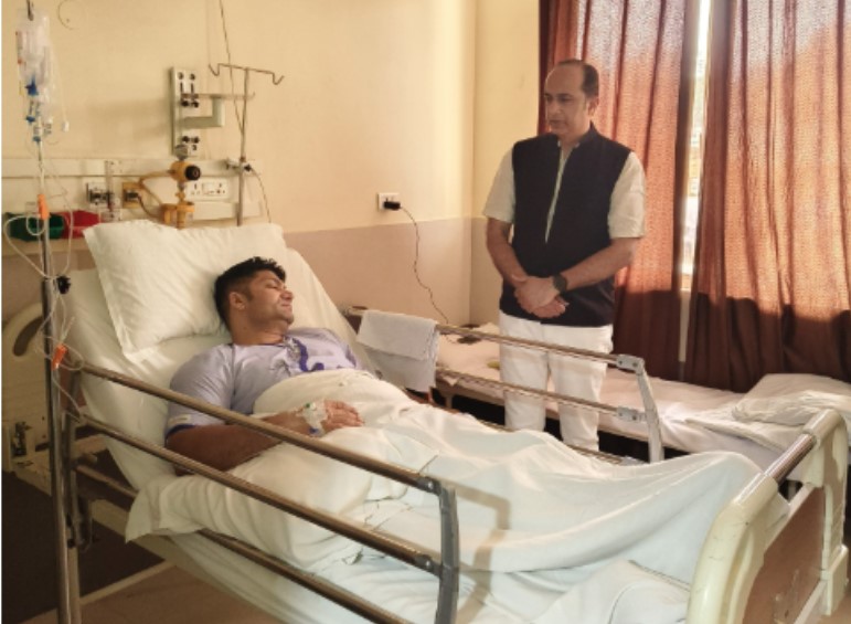 घायल थाना प्रभारी को देखने अस्पताल पहुंचे अमित कपूर