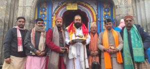 भारी बर्फबारी में त्रिभुवन पहुंचे केदारनाथ धाम, स्थानीय लोगों के सुगम दर्शन की BKTC से की मांग । NIU