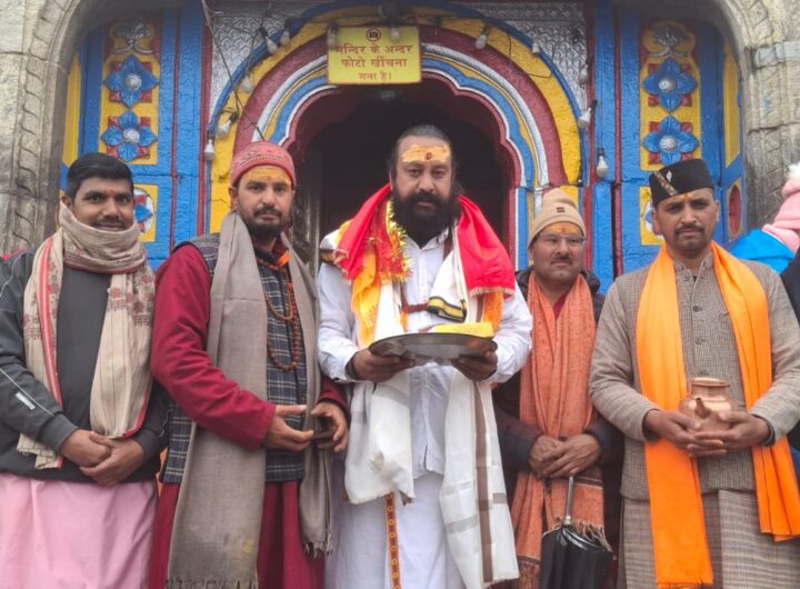 भारी बर्फबारी में त्रिभुवन पहुंचे केदारनाथ धाम, स्थानीय लोगों के सुगम दर्शन की BKTC से की मांग । NIU