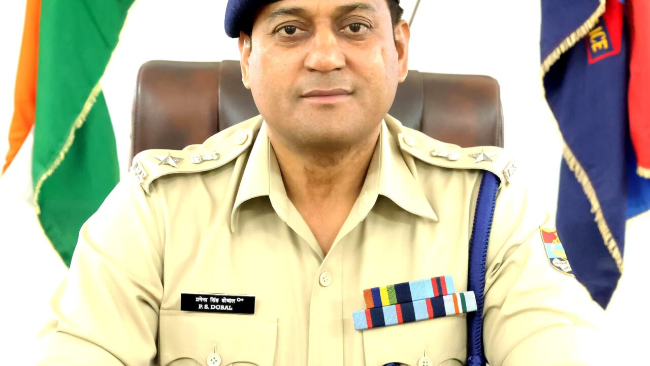 शिक्षण संस्थान में अध्यापकों से मारपीट करने वाले दरोगा को दून कप्तान ने किया निलंबित । NIU