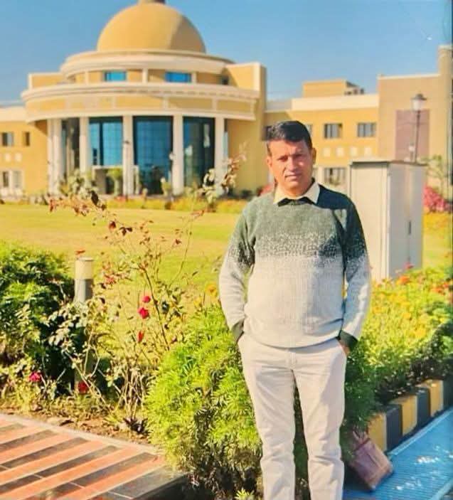 बरसाती नाले का पुस्ता भरभराकर गिरा, प्रभारी डॉक्टर आया चपेट में, उपचार के दौरान मौत। NIU