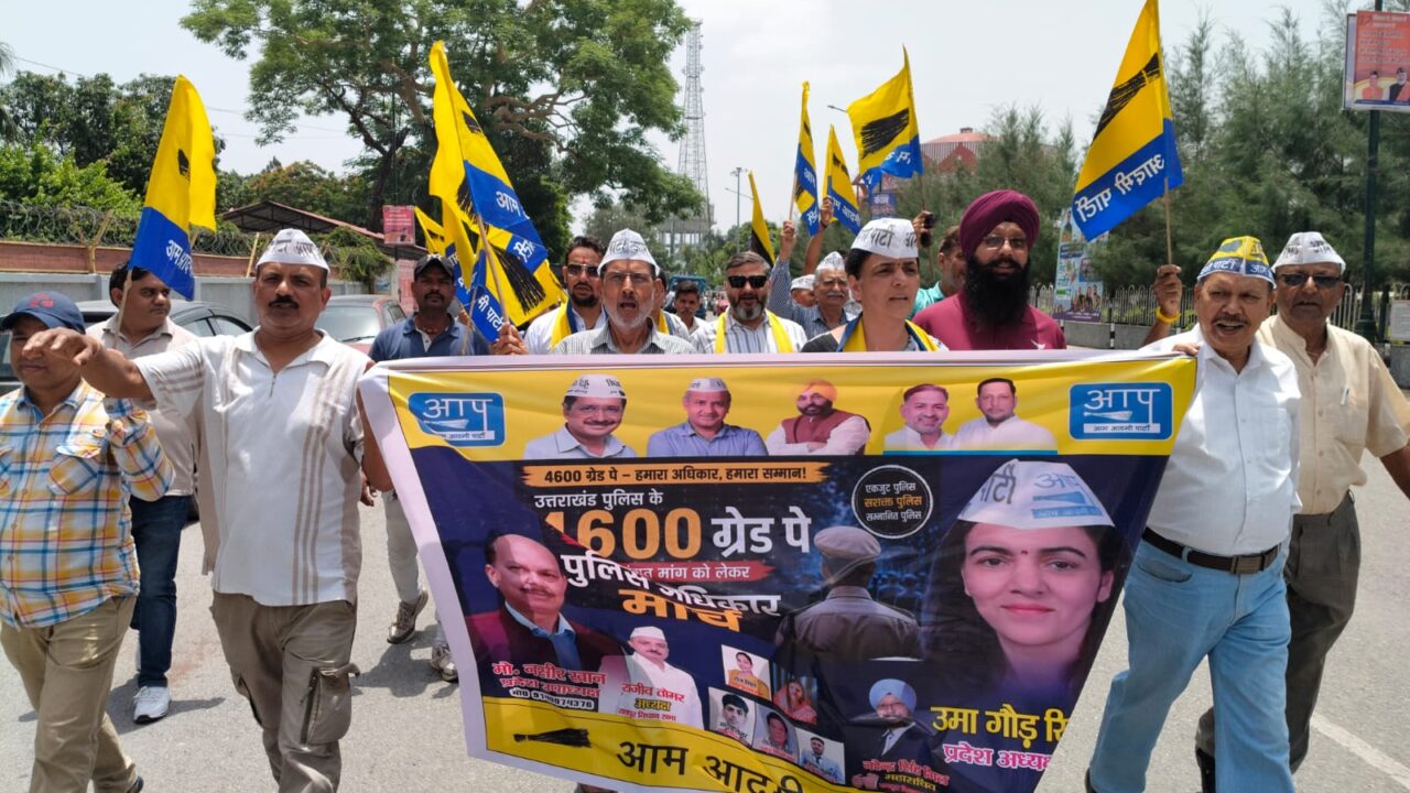 “4600 ग्रेड पे” पुलिस परिजनों की मांग: उमा सिसोदिया के नेतृत्व में AAP कार्यकर्ताओं ने किया पुलिस मुख्यालय का घेराव । NIU