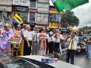 NEET पेपर लीक मामला “AAP” भी मैदान में, छात्रों पर लाठीचार्ज के विरोध में घंटाघर पर किया धरना प्रदर्शन । NIU