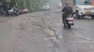 पहली बारिश में उखड़ीं मसूरी की सड़कें, गड्ढों ने बढ़ाया हादसों का खतरा