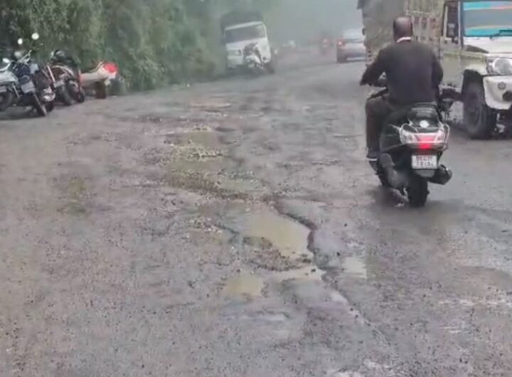 पहली बारिश में उखड़ीं मसूरी की सड़कें, गड्ढों ने बढ़ाया हादसों का खतरा पहली बारिश में उखड़ीं मसूरी की सड़कें, गड्ढों ने बढ़ाया हादसों का खतरा