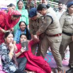 महिला कांग्रेस अध्यक्ष “ज्योति रौतेला” के नेतृत्व में डीएम कार्यालय का घेराव, ग्रहमंत्री के इस्तीफे व प्रधानमंत्री से माफी की मांग । NIU