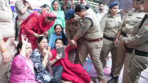 महिला कांग्रेस अध्यक्ष “ज्योति रौतेला” के नेतृत्व में डीएम कार्यालय का घेराव, ग्रहमंत्री के इस्तीफे व प्रधानमंत्री से माफी की मांग । NIU महिला कांग्रेस अध्यक्ष “ज्योति रौतेला” के नेतृत्व में डीएम कार्यालय का घेराव, ग्रहमंत्री के इस्तीफे व प्रधानमंत्री से माफी की मांग । NIU