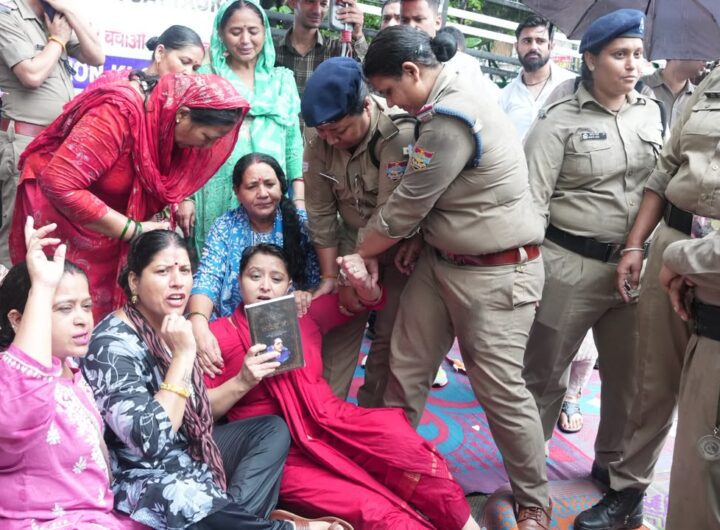महिला कांग्रेस अध्यक्ष “ज्योति रौतेला” के नेतृत्व में डीएम कार्यालय का घेराव, ग्रहमंत्री के इस्तीफे व प्रधानमंत्री से माफी की मांग । NIU