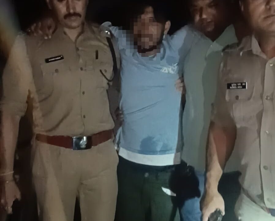 6 दिन बाद पुलिस मुठभेड़ में पकड़ा गया चेन स्नेचिंग का आरोपी, एक दर्जन से अधिक आपराधिक मामले दर्ज होने की जानकारी । NIU