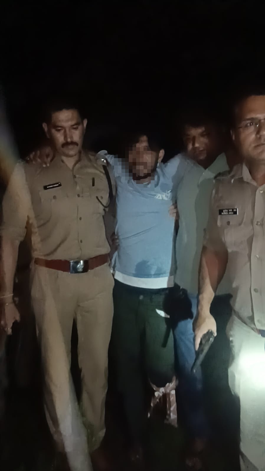 6 दिन बाद पुलिस मुठभेड़ में पकड़ा गया चेन स्नेचिंग का आरोपी, एक दर्जन से अधिक आपराधिक मामले दर्ज होने की जानकारी । NIU