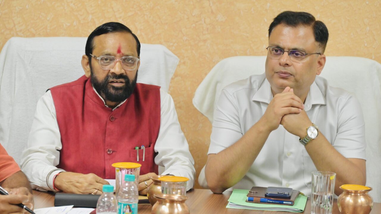 सफाई कर्मचारियों की समस्याओं के समाधान का खाका तैयार, सफाई कर्मचारियों के नए स्थायी पद सृजित करने, रिक्त पदों पर भर्ती, 10 वर्ष की सेवा पूरी कर चुके कार्मिकों पर चर्चा। NIU