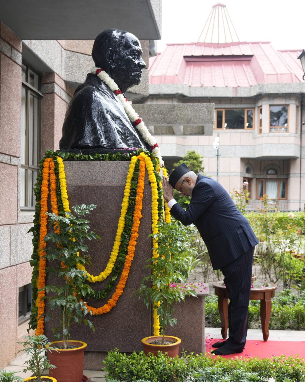 “सेवा-भाव और कर्तव्य-बोध को अपना मार्गदर्शक मन्त्र बनाइए”: उप राष्ट्रपति । NIU