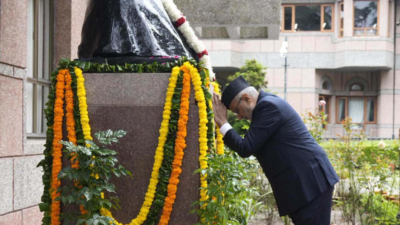 “सेवा-भाव और कर्तव्य-बोध को अपना मार्गदर्शक मन्त्र बनाइए”: उप राष्ट्रपति । NIU