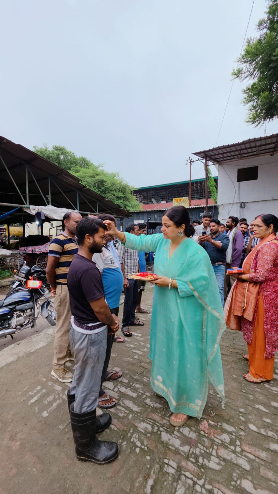 प्रदेश मंत्री महिला मोर्चा, नेहा शर्मा ने सफाई कर्मचारियों एवं पुलिसकर्मियों को राखी बांधकर मनाया रक्षाबंधन। NIU