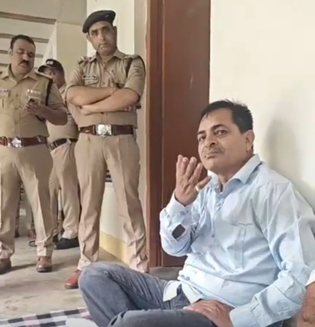 यमुनोत्री विधानसभा: निर्दलीय विधायक संजय डोभाल का धरना, दूसरे दिन डीएम कार्यालय के दरवाजे पर, लिखित आश्वासन की मांग पर हज़ारों समर्थक अड़े। NIU