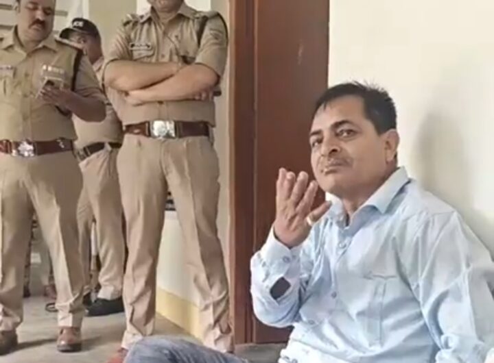 यमुनोत्री विधानसभा: निर्दलीय विधायक संजय डोभाल का धरना, दूसरे दिन डीएम कार्यालय के दरवाजे पर, लिखित आश्वासन की मांग पर हज़ारों समर्थक अड़े। NIU