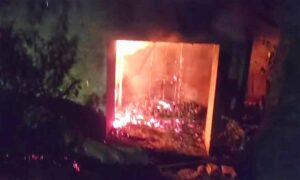 पुराने स्वास्थ्य केंद्र में भीषण आग, सेवानिवृत्त एएनएम की जिंदा जलकर मौत