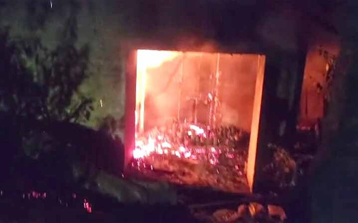 पुराने स्वास्थ्य केंद्र में भीषण आग, सेवानिवृत्त एएनएम की जिंदा जलकर मौत पुराने स्वास्थ्य केंद्र में भीषण आग, सेवानिवृत्त एएनएम की जिंदा जलकर मौत